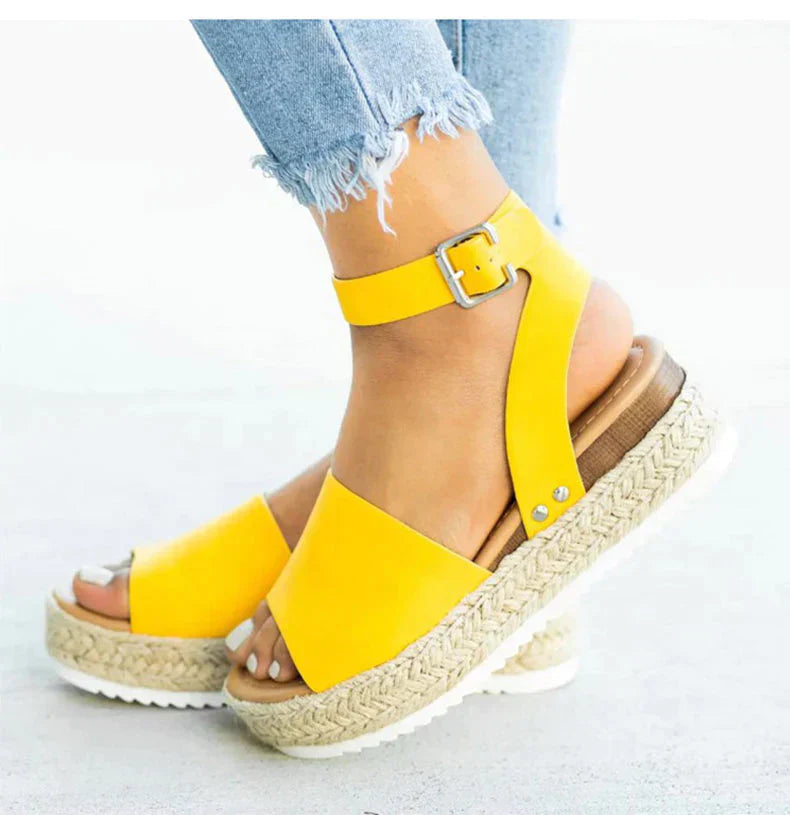 Sandals : Minimalistische Slip-on Sandalen Dames - Stijlvolle Sandalen voor een Eenvoudige Elegantie in Geel van Pantino
