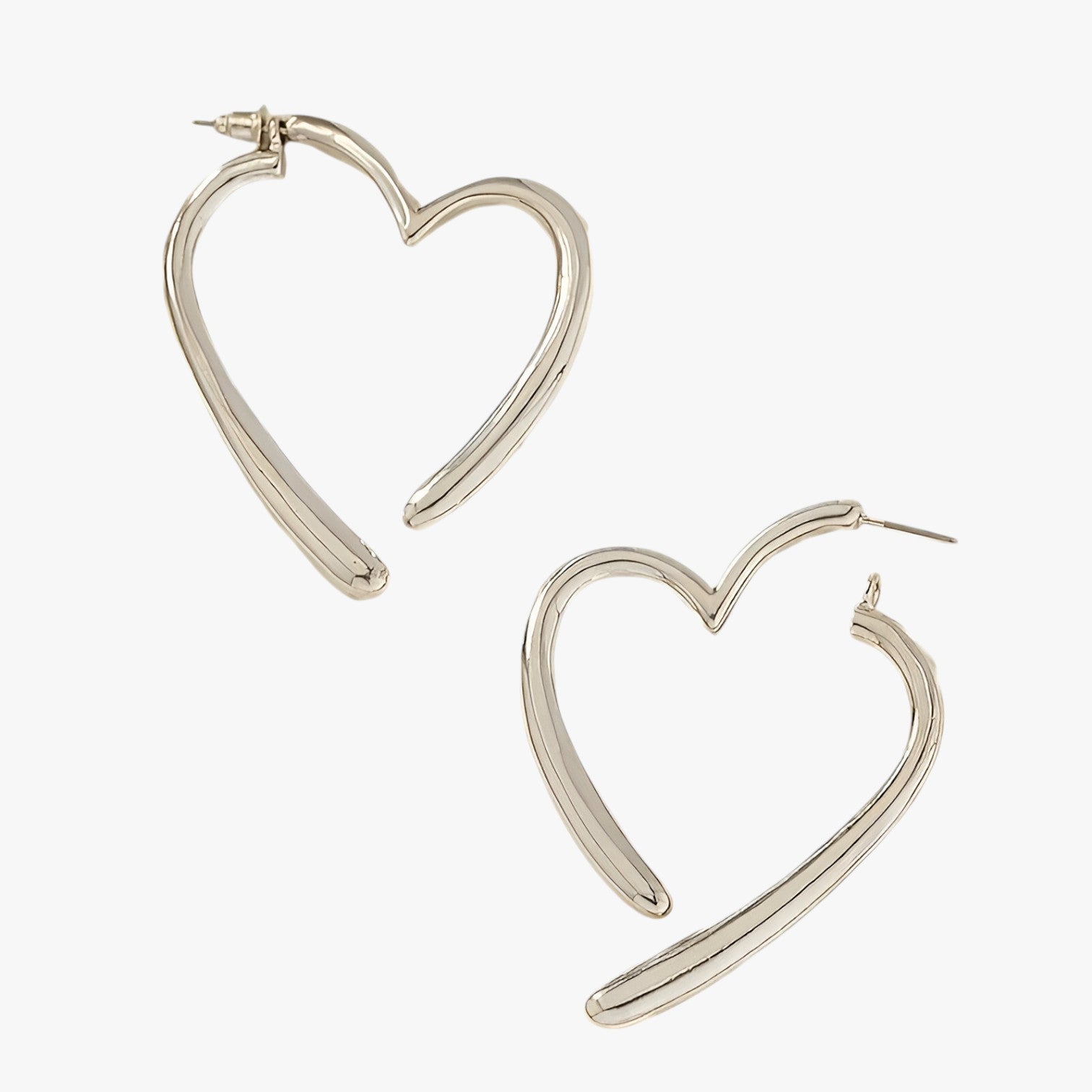 Earrings : Oorbellen Zilverkleurig - Elegante en Gepersonaliseerde Hartvormige - Veelzijdig en Trendy in van Pantino