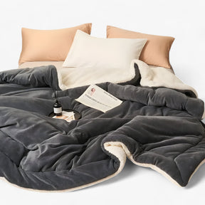 home & garden : Dubbele Laag Schapenvacht Deken - Warme Luxe voor Bed & Bank - Donkergrijs in Donkergrijs van Pantino