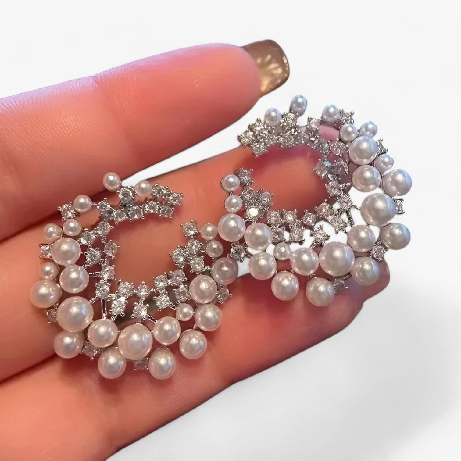 Earrings : Oorbellen Parelwit - Hazel Zilveren met Parels en Zirkonia in Retro Luxe Stijl in van Pantino