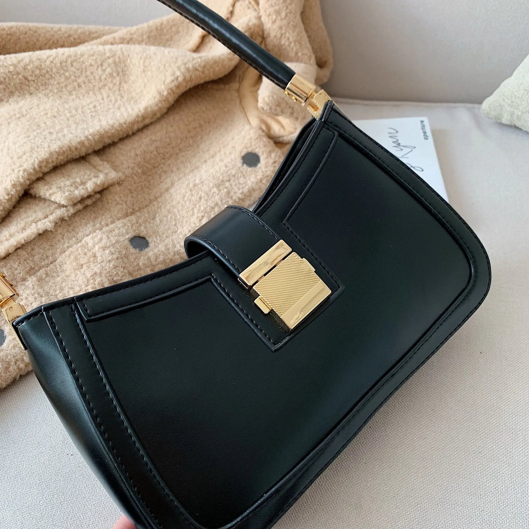 bags : Klassieke Handtas Dames - Goudkleurige Hardware Tijdloos - Synthetisch Leer in van Pantino