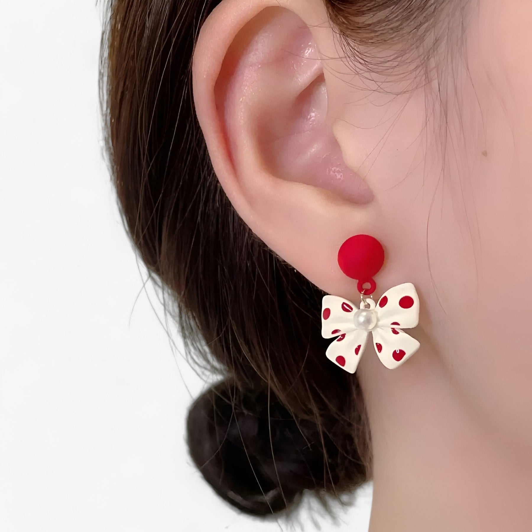 Earrings : Oorbellen Dames Wit - Perleoorbellen met een Schattige Strik - Perfect voor Bruiloften in van Pantino