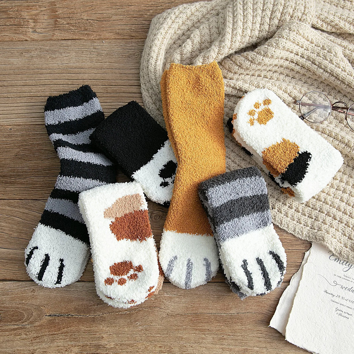 Socks : ComfyPaw - Laat Je Voeten Genieten van Ultiem Comfort - Gevlekt Zwart in van Pantino