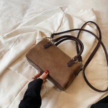 bags : Crossbody Schoudertas Dames Zwart - Dag tot Nacht Overgang - Faux Suède in Koffie van Pantino