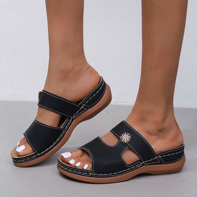 Sandals : Sandalen Dames Zwart - Elegante Gesp - Voor die van een Strakke en Modebewuste Look Houden in Zwart van Pantino