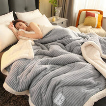home & garden : Dikke Fleece Winterdeken - Luxueus Knus Thuis en Bank - Fleece in Grijs gestreept van Pantino
