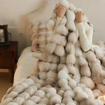 home & garden : Pluizige Imitatiebont Deken - Draagbaar Luxe Warm - Imitatiebont in Beige Creme van Pantino