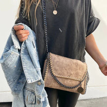 bags : Clutch Dames Bruin - Isabel Suède met Kettingdetail in Bruin van Pantino