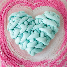 home & garden : Grof Gebreid Hartkussen voor een Gezellig Thuis - Heartpillow - Wit in Aqua van Pantino