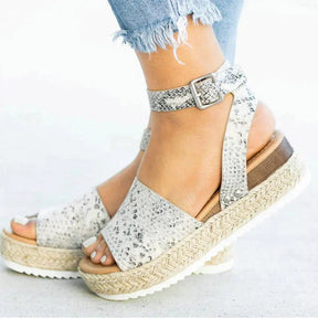 Sandals : Minimalistische Slip-on Sandalen Dames - Stijlvolle Sandalen voor een Eenvoudige Elegantie in Slang van Pantino