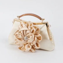 bags : Satijnen Tas Dames Zwart - Bloemenstrik Strassdetail Avond - Satijn in Champagne van Pantino