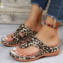 Sandals : Dames Sandalen - Vegan Bio Ontwerp voor een Verfijnde en Duurzame Stijl in Luipaard van Pantino