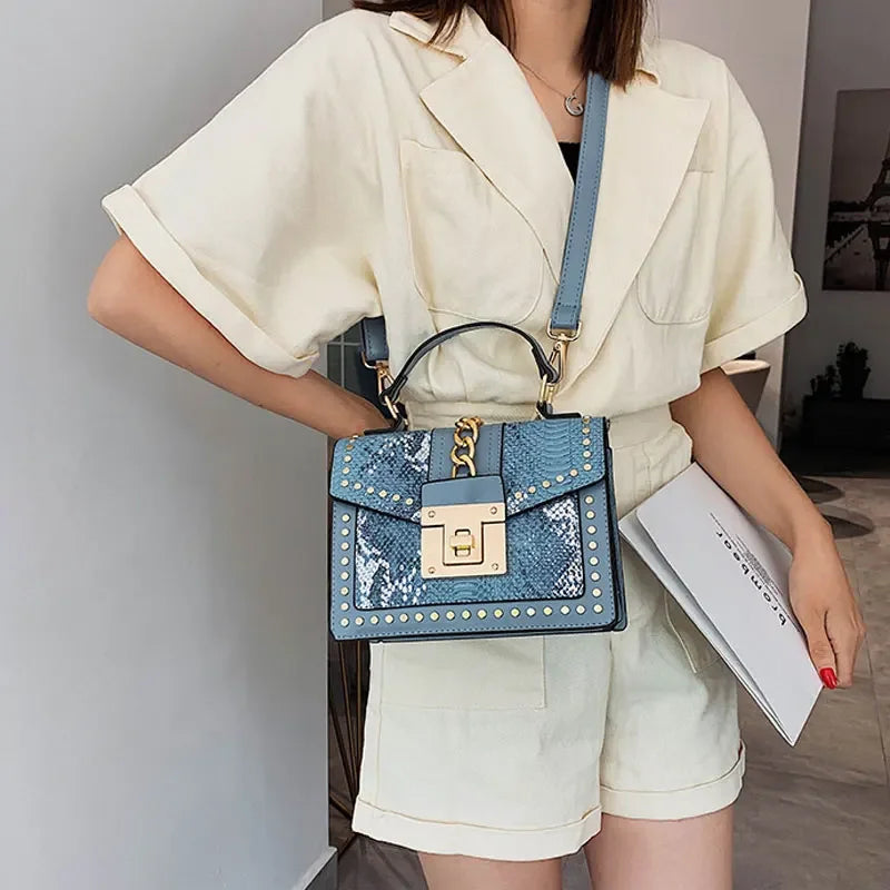 bags : Schoudertas Dames Wit - Imitatieslangenleer Studs Rock - Synthetisch Leer in Blauw van Pantino