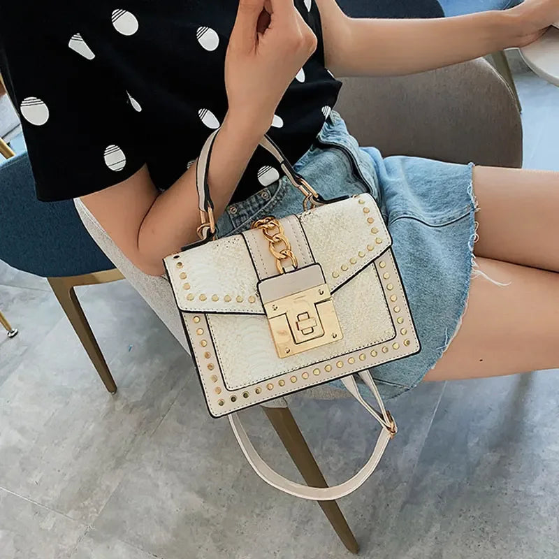 bags : Schoudertas Dames Wit - Imitatieslangenleer Studs Rock - Synthetisch Leer in Wit van Pantino