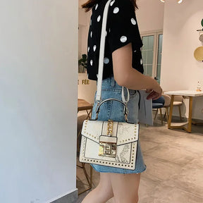 bags : Schoudertas Dames Wit - Imitatieslangenleer Studs Rock - Synthetisch Leer in van Pantino