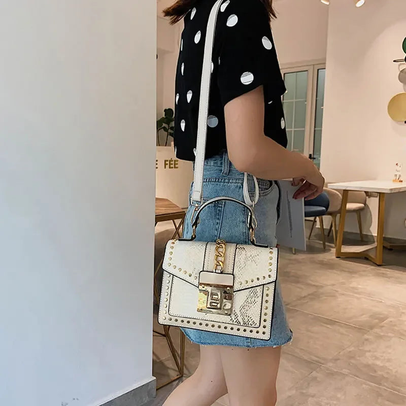 bags : Schoudertas Dames Wit - Imitatieslangenleer Studs Rock - Synthetisch Leer in van Pantino
