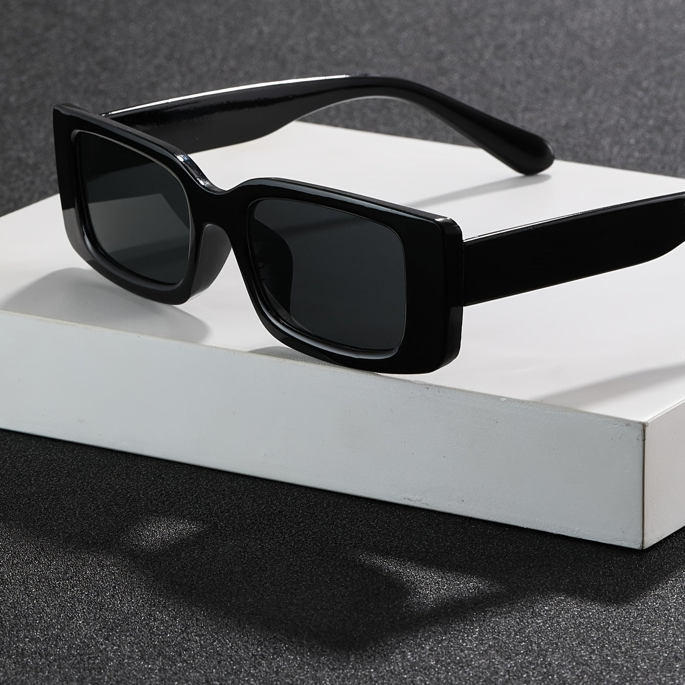 Sunglasses : Zonnebril Dames Zwart - Coole, Veelzijdige met Vierkant Frame in van Pantino