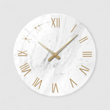 Marmerlook Wandklok – Gouden Romeinse Cijfers en Klassieke Elegantie