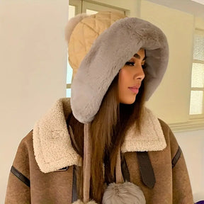 Pompom Hat : Fluffy Pompom Muts Zwart - Zacht Warm Winter - Pluche in Beige van Pantino