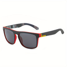 Sunglasses : Zonnebril Dames Grijs - Klassieke Vintage Gepolariseerde met Groot Vierkant Frame Black Box Label in Grijze lens met rood montuur van Pantino
