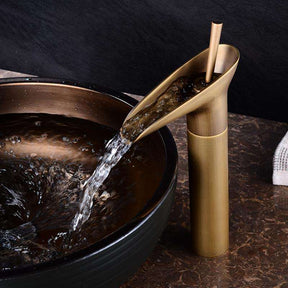 home & garden : Waterval Wastafelkraan Zwart Kort - Antiek Messing Badkamer - Messing in van Pantino