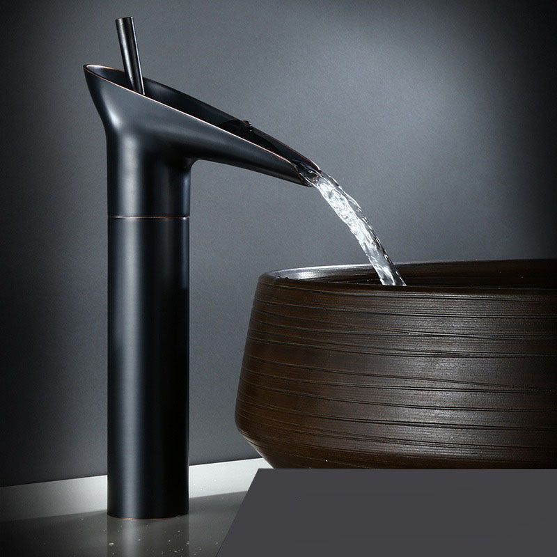 home & garden : Waterval Wastafelkraan Zwart Kort - Antiek Messing Badkamer - Messing in Zwart hoog van Pantino