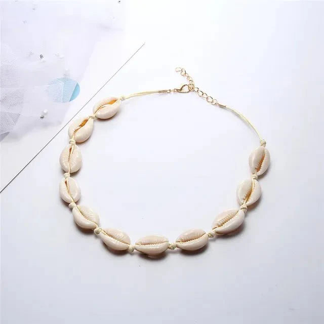 Necklace : Schelpen Ketting Wit - Boheemse Conch Seashell Zomer - Schelp in van Pantino