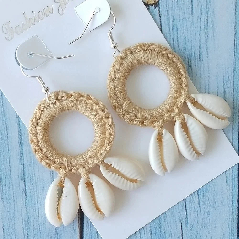 Earrings : Boho Oorbellen Beige - Gehaakte Schelp Kwastje Druppel - Schelp in Beige van Pantino
