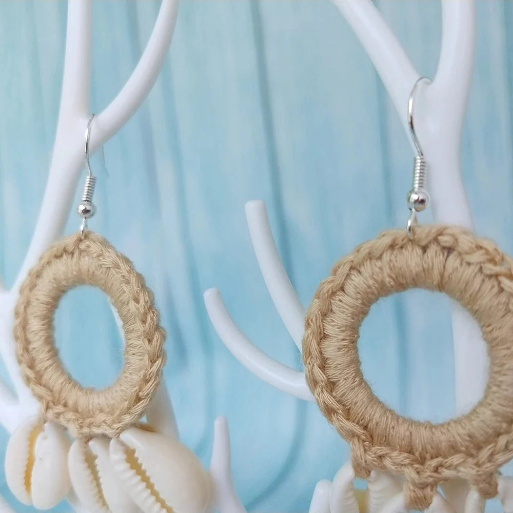 Earrings : Boho Oorbellen Beige - Gehaakte Schelp Kwastje Druppel - Schelp in van Pantino