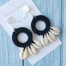 Earrings : Boho Oorbellen Beige - Gehaakte Schelp Kwastje Druppel - Schelp in Zwart van Pantino