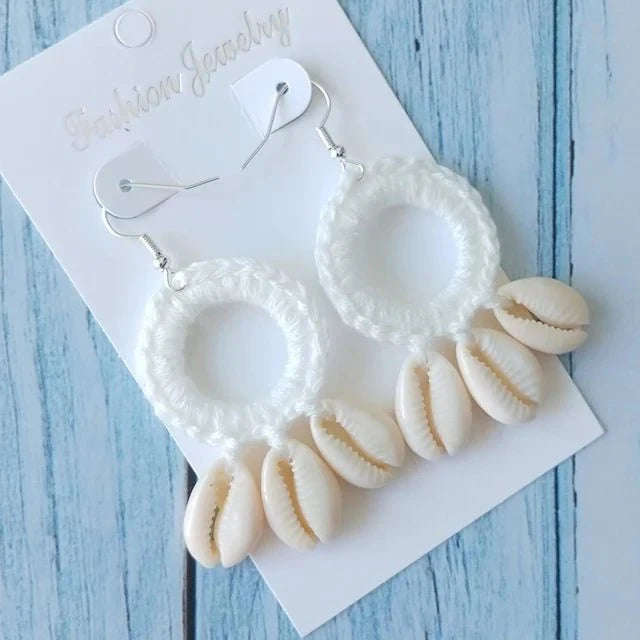 Earrings : Boho Oorbellen Beige - Gehaakte Schelp Kwastje Druppel - Schelp in Wit van Pantino