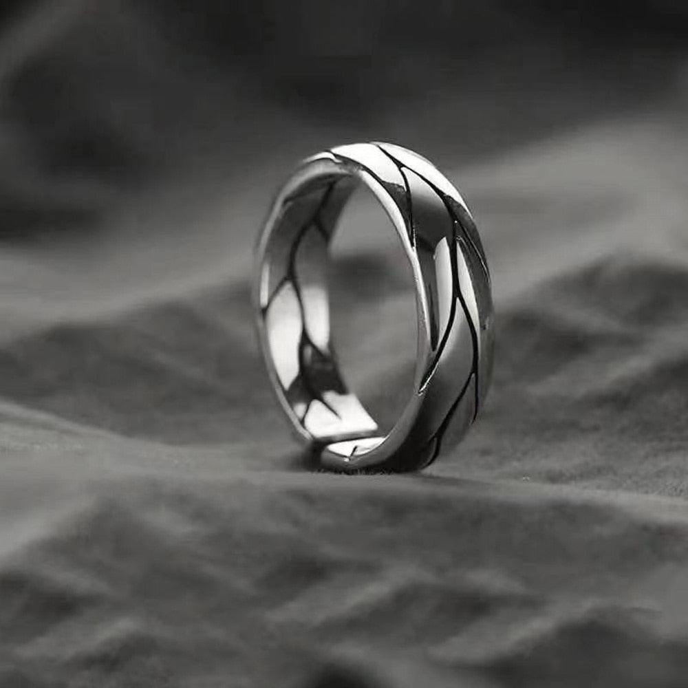 Ring : Striking Elegance - Rings for Men - Zilveren Krater in zilveren schubben Resizable van Pantino