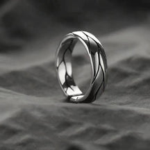 Ring : Striking Elegance - Rings for Men - Zilveren Krater in zilveren schubben Resizable van Pantino