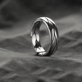 Ring : Striking Elegance - Rings for Men - Zilveren Krater in zilveren schubben Resizable van Pantino