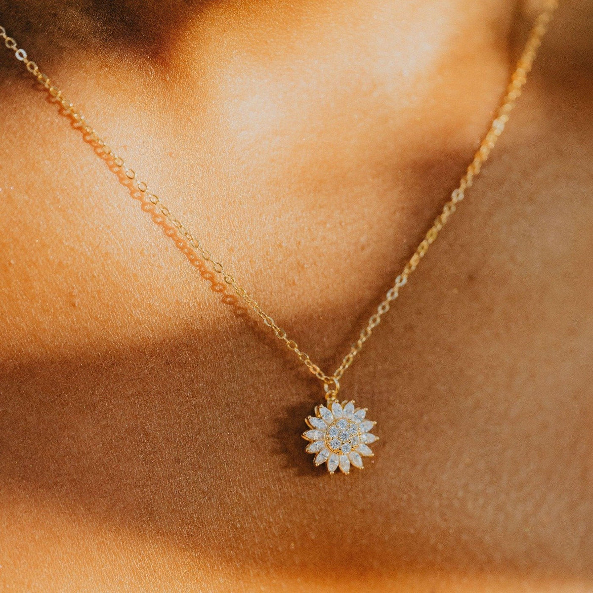 Necklace : Zonnebloem Ketting Goud - Draaiende Hanger Bloem Design - Goudkleurig in van Pantino