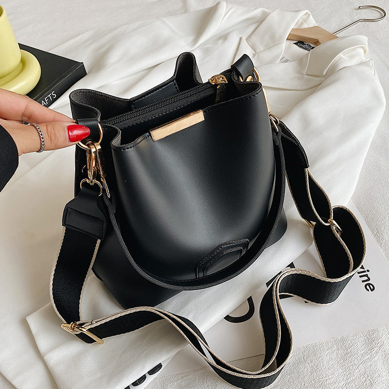 bags : Schoudertas Khaki - Sonia Premium Leer in Zwart van Pantino