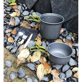 outdoor equipment : Compacte Camping Pannenset met Bestek in van Pantino