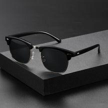 Sunglasses : Zonnebril Dames Zilver - Klassieke Premium Wenkbrauwontwerp met Ovaal Frame in Zwart En Zilver Frame Grijs Blad van Pantino