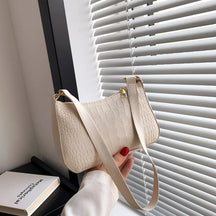 bags : Halvemaan Zadeltas Dames Donkerroze - Geribbeld Design - Synthetisch Leer in Beige van Pantino