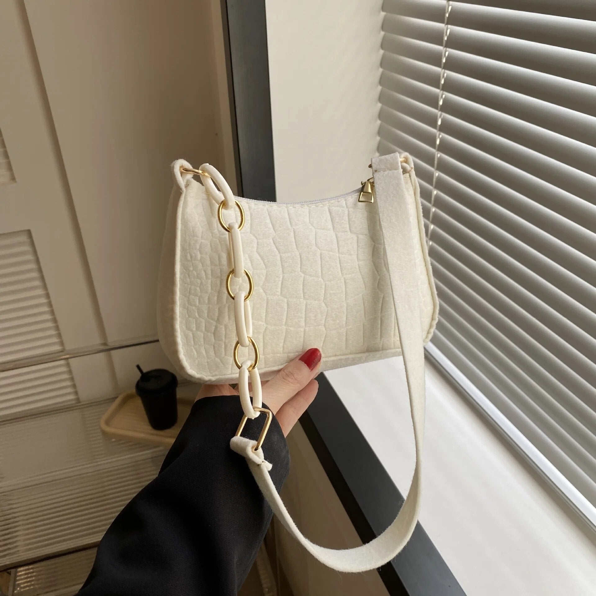 bags : Halvemaan Zadeltas Dames Donkerroze - Geribbeld Design - Synthetisch Leer in Wit van Pantino
