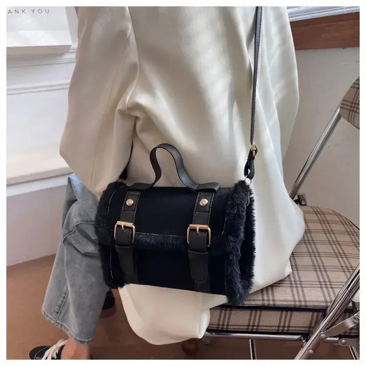 bags : Fluwelen Schoudertas Dames Roze - Vintage Klepsluiting - Pluche Lamsvacht in Zwart van Pantino