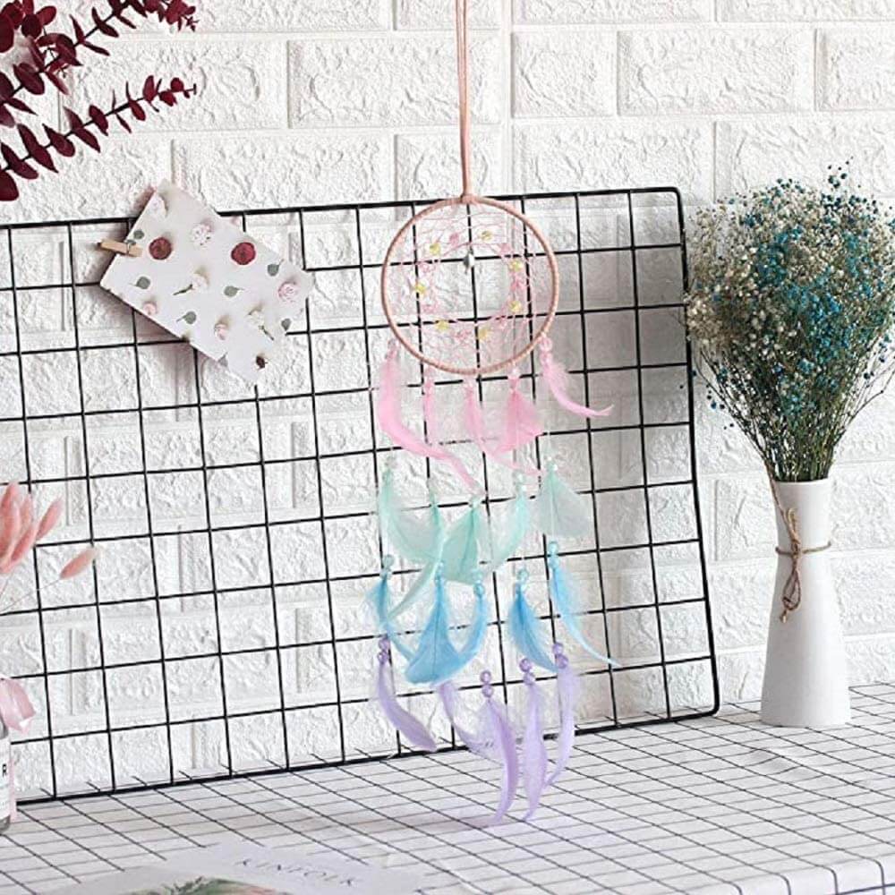 home & garden : Dromenvanger Roze met Kleurrijke Veren - Handgemaakt voor Kinderkamer & Slaapkamer in van Pantino
