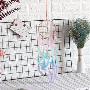 home & garden : Dromenvanger Roze met Kleurrijke Veren - Handgemaakt voor Kinderkamer & Slaapkamer in van Pantino