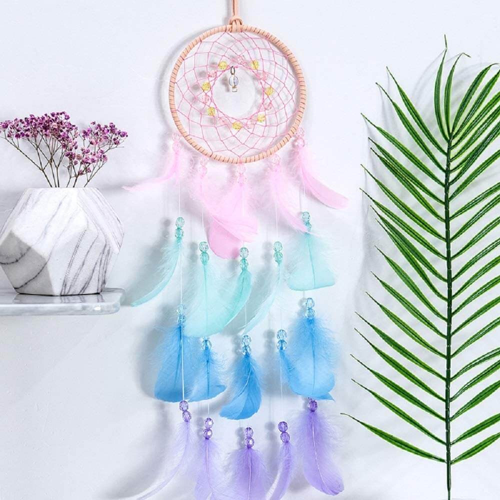 home & garden : Dromenvanger Roze met Kleurrijke Veren - Handgemaakt voor Kinderkamer & Slaapkamer in Kleurrijk Roze van Pantino