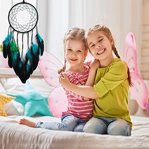 home & garden : Dromenvanger Roze met Kleurrijke Veren - Handgemaakt voor Kinderkamer & Slaapkamer in van Pantino