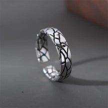 Ring : Striking Elegance - Rings for Men - Zilveren Krater in Zilveren krater Resizable van Pantino