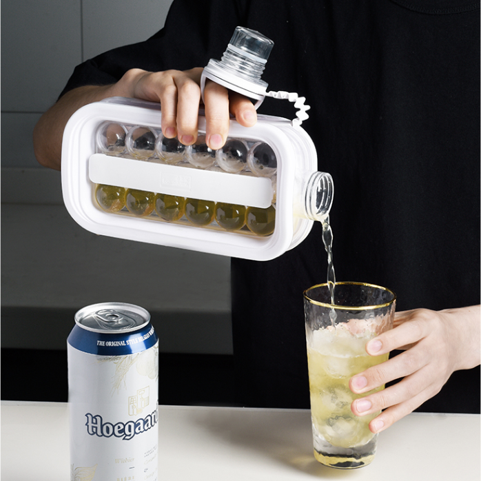 outdoor equipment : IJsblokjesmaker fles 2-in-1: Grote herbruikbare siliconen vorm voor water & drankjes in van Pantino