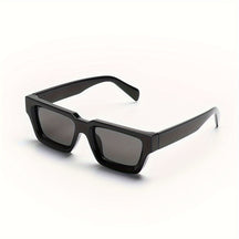 Sunglasses : Zonnebril Dames Zwart - Stoere Vierkante met Retro Uitstraling in Zwart Frame Helemaal Grijs van Pantino