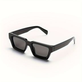 Sunglasses : Zonnebril Dames Zwart - Stoere Vierkante met Retro Uitstraling in Zwart Frame Helemaal Grijs van Pantino
