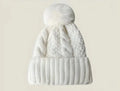 Biała czapka beanie - Modny poliester